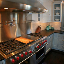Traditional Kitchen by Artisan Kitchens Inc.