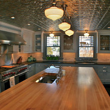 Traditional Kitchen by Artisan Kitchens Inc.