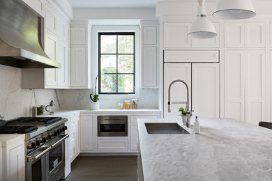Inspiration for a transitional l-shaped dark wood floor and brown floor eat-in kitchen remodel in Chicago with an undermount sink, shaker cabinets, white cabinets, quartz countertops, white backsplash, stone slab backsplash, stainless steel appliances, an island and gray countertops