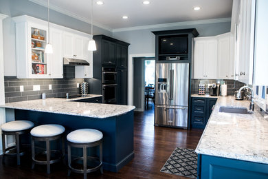Exempel på ett stort klassiskt kök, med en undermonterad diskho, luckor med infälld panel, blå skåp, bänkskiva i kvartsit, blått stänkskydd, stänkskydd i porslinskakel, rostfria vitvaror, mörkt trägolv, en halv köksö och brunt golv