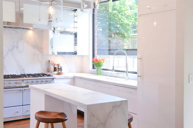 Diseño de cocinas en L contemporánea con armarios con paneles lisos, puertas de armario blancas, encimera de mármol, salpicadero blanco, electrodomésticos con paneles y salpicadero de mármol