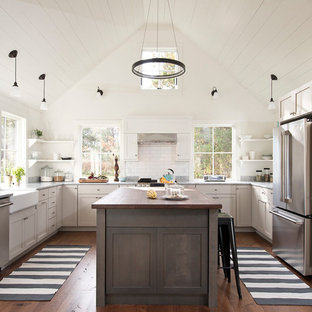 Ispirazione per una cucina ad U country con lavello stile country, ante in stile shaker, ante grigie, top in legno, paraspruzzi bianco, paraspruzzi con piastrelle diamantate, elettrodomestici in acciaio inossidabile, pavimento in legno massello medio, isola e pavimento marrone