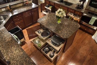リッチモンドにある高級な中くらいなトラディショナルスタイルのおしゃれなキッチン (アンダーカウンターシンク、御影石カウンター、シルバーの調理設備、濃色無垢フローリング、茶色い床、マルチカラーのキッチンカウンター) の写真