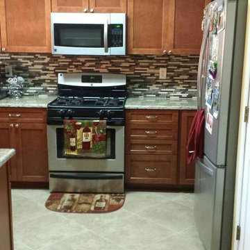 Shenandoah Cabinetry in Breckenridge Maple with an Auburn Glaze Finish