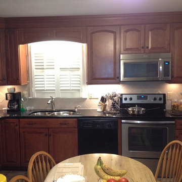 Shenandoah Cabinetry: Winchester Maple, Cognac Finsh.