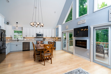 Trendy u-shaped vaulted ceiling eat-in kitchen photo in Charlotte