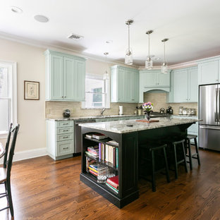 Esempio di una cucina chic di medie dimensioni con lavello sottopiano, ante in stile shaker, paraspruzzi beige, paraspruzzi con piastrelle a listelli, elettrodomestici in acciaio inossidabile, pavimento marrone, top grigio, ante turchesi e parquet scuro