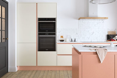 Moderne Küche mit Marmor-Arbeitsplatte, braunem Holzboden und weißer Arbeitsplatte in Manchester