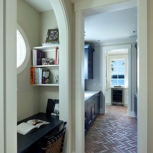 Immagine di una cucina chic di medie dimensioni con ante con riquadro incassato, ante blu, top in granito, paraspruzzi bianco, elettrodomestici in acciaio inossidabile, pavimento in mattoni, pavimento rosso, top bianco, lavello sottopiano e paraspruzzi in granito