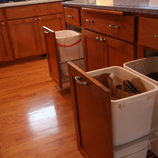 Ispirazione per una cucina abitabile contemporanea con ante in legno scuro, top in vetro riciclato, paraspruzzi blu e parquet chiaro