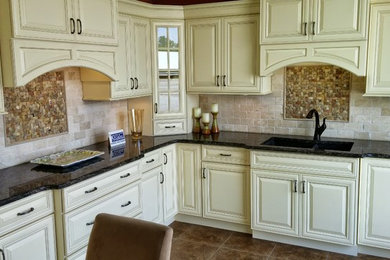 This is an example of a classic kitchen in Huntington.