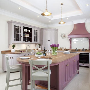 Idee per un cucina con isola centrale classico con ante viola, paraspruzzi bianco, pavimento bianco e top beige
