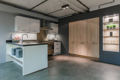 Diseño de cocinas en L contemporánea de tamaño medio con encimera de cuarzo compacto y suelo de baldosas de porcelana