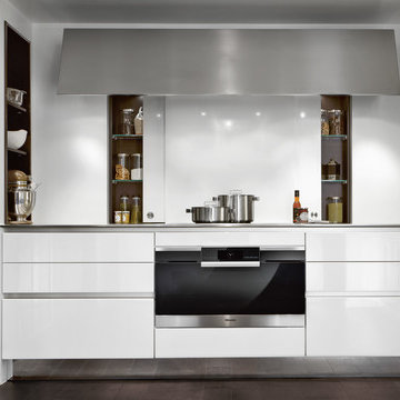 SieMatic Classic Design - White Kitchen with a Range hood center piece