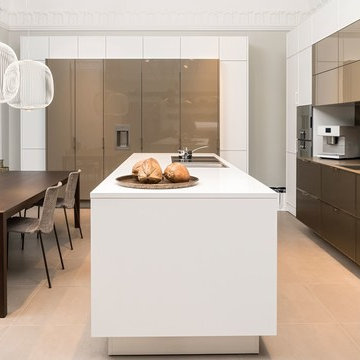 SieMatic PURE Design - White and Beige Kitchen with Glass Cabinets