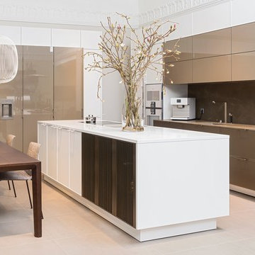 SieMatic PURE Design - White and Beige Kitchen with Glass Cabinets