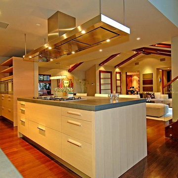 9342 Sierra Mar Hollywood Hills luxury home modern kitchen island & breakfast b