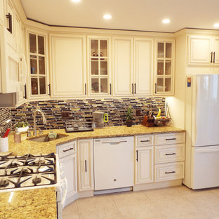 Diseño de cocina en L, tradicional, pequeña, cerrada, sin isla, con fregadero bajoencimera, armarios con paneles con relieve, puertas de armario beige, encimera de granito, salpicadero marrón, salpicadero con mosaicos de azulejos, electrodomésticos blancos, suelo laminado, suelo beige y encimeras naranjas
