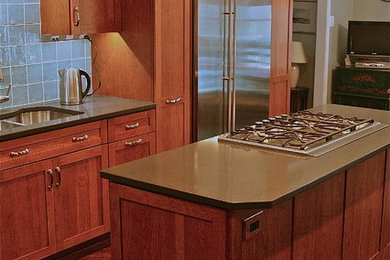 ワシントンD.C.にあるトランジショナルスタイルのおしゃれなキッチン (シェーカースタイル扉のキャビネット、クオーツストーンカウンター、青いキッチンパネル、磁器タイルのキッチンパネル、ラミネートの床) の写真