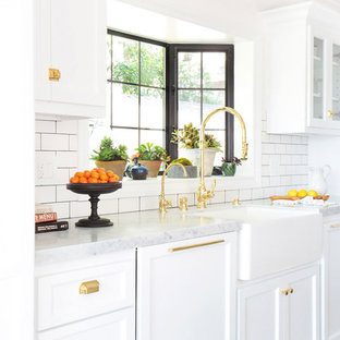 Foto de cocina en U, campestre, grande, abierta, con fregadero sobremueble, armarios con paneles empotrados, puertas de armario blancas, encimera de mármol, salpicadero blanco, salpicadero de azulejos tipo metro, electrodomésticos blancos, suelo de baldosas de cerámica y península