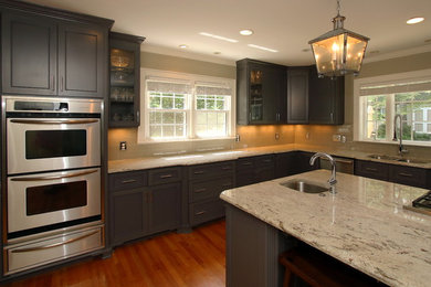 Klassische Wohnküche mit Kücheninsel, Küchenrückwand in Grau, Rückwand aus Glasfliesen und Küchengeräten aus Edelstahl in Sonstige