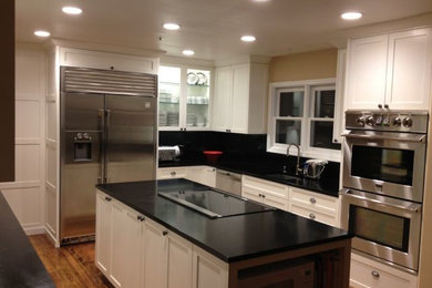 サンフランシスコにあるトラディショナルスタイルのおしゃれなキッチン (落し込みパネル扉のキャビネット、白いキャビネット、シルバーの調理設備、濃色無垢フローリング) の写真