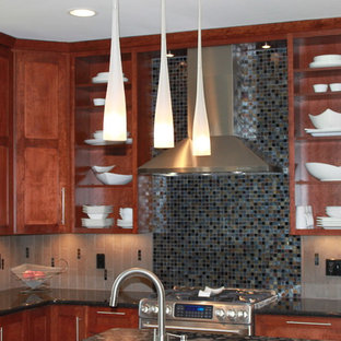 Ispirazione per una cucina moderna di medie dimensioni con lavello a vasca singola, ante in stile shaker, ante in legno bruno, top in granito, paraspruzzi beige, paraspruzzi con piastrelle di vetro, elettrodomestici in acciaio inossidabile e isola