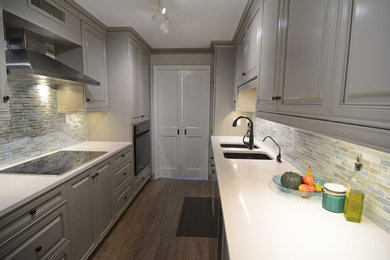 Modern inredning av ett mellanstort linjärt kök och matrum, med luckor med upphöjd panel, vita skåp, blått stänkskydd, rostfria vitvaror, mellanmörkt trägolv, bänkskiva i koppar och stänkskydd i stickkakel
