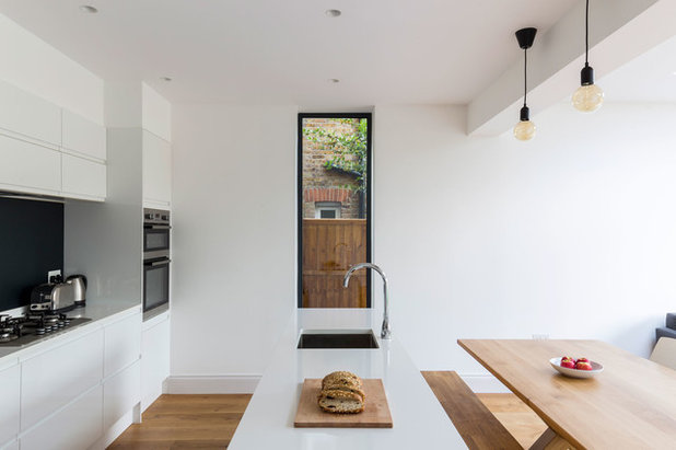 コンテンポラリー キッチン by VORBILD Architecture