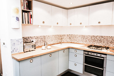 Minimalist kitchen photo in London