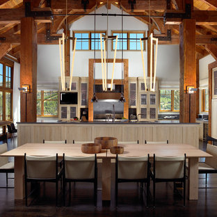 Idee per una cucina stile rurale di medie dimensioni con parquet scuro, pavimento marrone, lavello sottopiano, ante in stile shaker, ante in legno chiaro, top in quarzo composito, elettrodomestici da incasso e isola