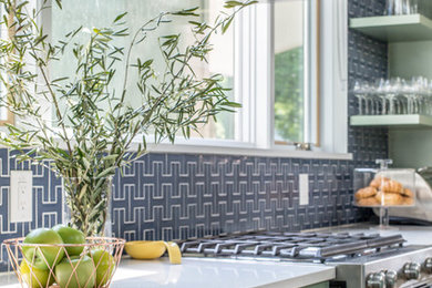 Diseño de cocina minimalista con puertas de armario verdes, salpicadero azul y salpicadero de azulejos de cerámica