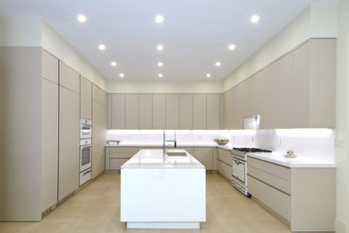 Große Moderne Küche in U-Form mit beigen Schränken, Kücheninsel und weißer Arbeitsplatte in New York