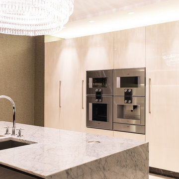Sloane Square, London - Large Lacquer Veneer Kitchen with Island