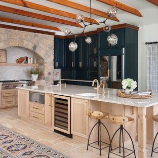 Inspiration för mycket stora medelhavsstil beige l-kök, med en undermonterad diskho, en köksö, beiget golv, luckor med upphöjd panel, skåp i mellenmörkt trä, beige stänkskydd och integrerade vitvaror