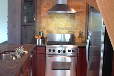 Example of a classic kitchen design in Miami