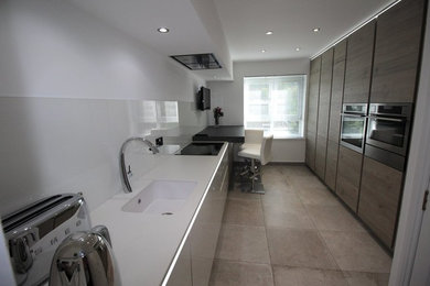 Large contemporary kitchen in Glasgow with white splashback.