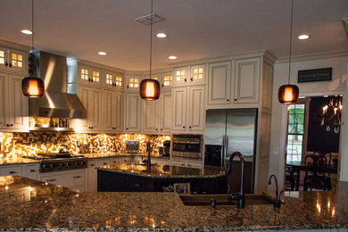 アトランタにあるトランジショナルスタイルのおしゃれなアイランドキッチン (エプロンフロントシンク、インセット扉のキャビネット、御影石カウンター、トラバーチンの床) の写真