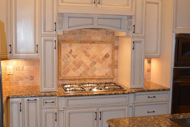 Kitchen - traditional kitchen idea in Raleigh
