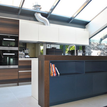 Smoked oak kitchen with matt lacquer in white and navy blue.