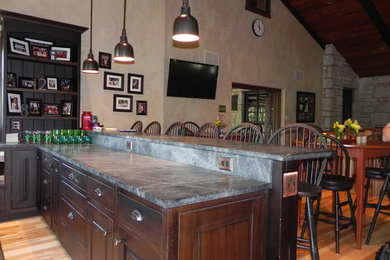 Offene Küche ohne Insel in U-Form mit Schrankfronten im Shaker-Stil, Speckstein-Arbeitsplatte und hellem Holzboden in St. Louis