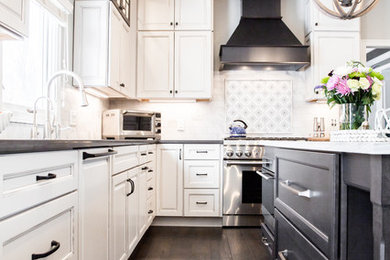 Exempel på ett stort klassiskt grå grått kök och matrum, med en undermonterad diskho, luckor med upphöjd panel, vita skåp, bänkskiva i kvartsit, grått stänkskydd, stänkskydd i marmor, integrerade vitvaror, mörkt trägolv, en köksö och svart golv