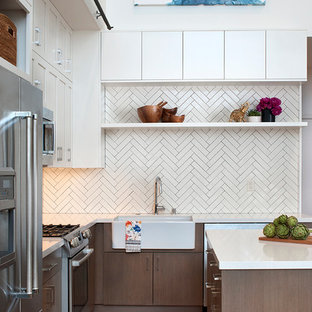 Foto di una piccola cucina scandinava con lavello stile country, ante bianche, top in quarzo composito, paraspruzzi bianco, paraspruzzi con piastrelle diamantate, elettrodomestici in acciaio inossidabile, parquet chiaro, isola e ante lisce