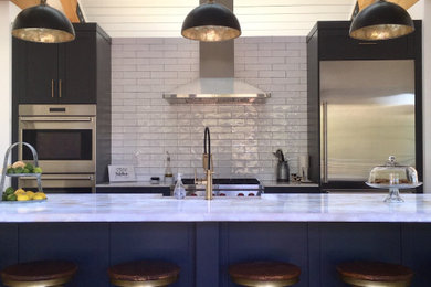 サンフランシスコにある高級な中くらいなカントリー風のおしゃれなキッチン (エプロンフロントシンク、シェーカースタイル扉のキャビネット、青いキャビネット、珪岩カウンター、白いキッチンパネル、セラミックタイルのキッチンパネル、シルバーの調理設備、淡色無垢フローリング、ベージュの床、白いキッチンカウンター) の写真