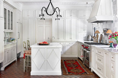 Bild på ett mellanstort vintage kök, med en undermonterad diskho, luckor med upphöjd panel, vita skåp, granitbänkskiva, grått stänkskydd, stänkskydd i keramik, rostfria vitvaror, klinkergolv i porslin och en köksö
