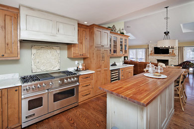 Ejemplo de cocina comedor campestre con encimera de madera y electrodomésticos de acero inoxidable