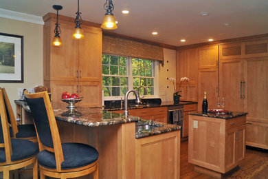 Idéer för att renovera ett mellanstort amerikanskt kök, med en enkel diskho, luckor med infälld panel, granitbänkskiva, vitt stänkskydd, rostfria vitvaror, mellanmörkt trägolv, en köksö, skåp i ljust trä och stänkskydd i keramik