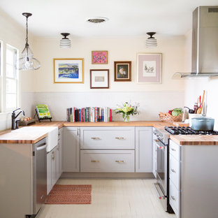 Foto di una piccola cucina ad U country con lavello stile country, ante in stile shaker, ante grigie, top in legno, paraspruzzi bianco, paraspruzzi con piastrelle a mosaico, elettrodomestici in acciaio inossidabile, pavimento in legno verniciato, nessuna isola, top marrone e pavimento bianco