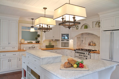 This is an example of a country kitchen in Cleveland.