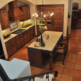 Esempio di una cucina stile americano chiusa e di medie dimensioni con ante in legno scuro, top piastrellato, pavimento in terracotta, lavello a doppia vasca, ante con bugna sagomata, paraspruzzi multicolore, paraspruzzi con piastrelle in ceramica e elettrodomestici neri